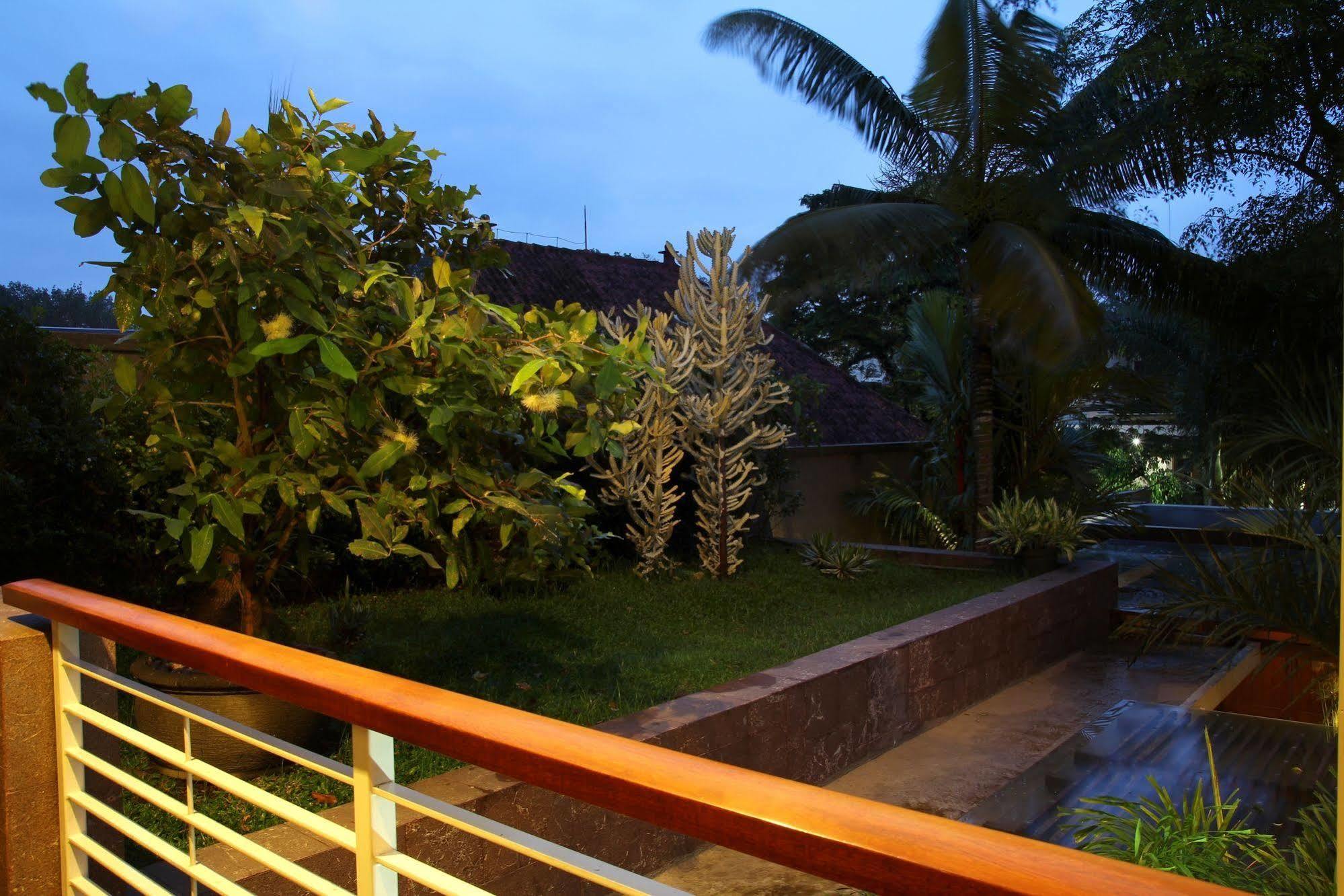Cozy Boutique Guest House Malang Exterior foto
