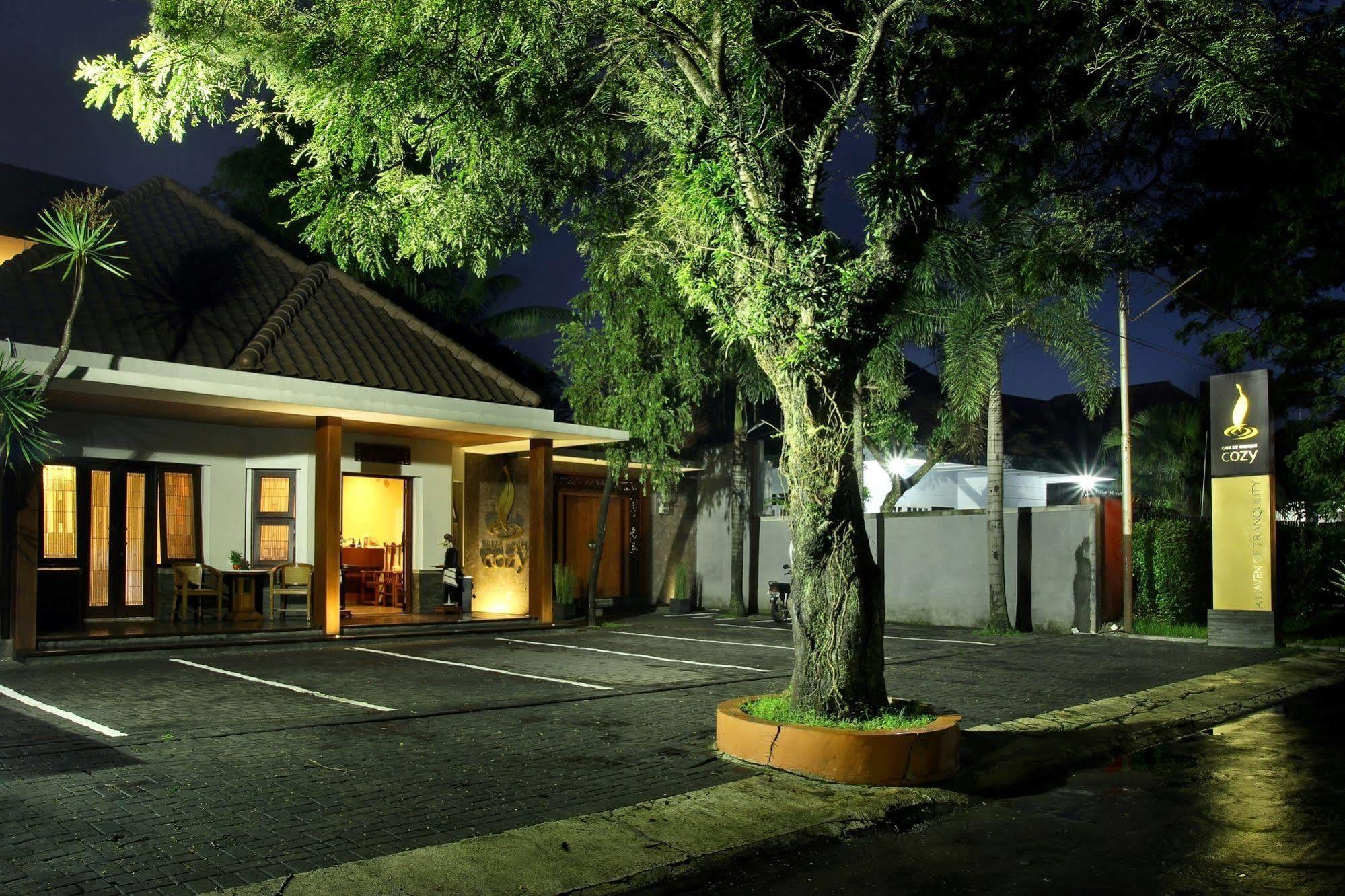 Cozy Boutique Guest House Malang Exterior foto